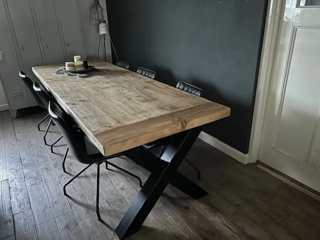 Grenen eettafel 250 x 90 cm met stalen poten